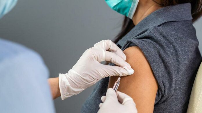 Almost 75 percent of unvaccinated workers to quit if companies make vaccines required – survey