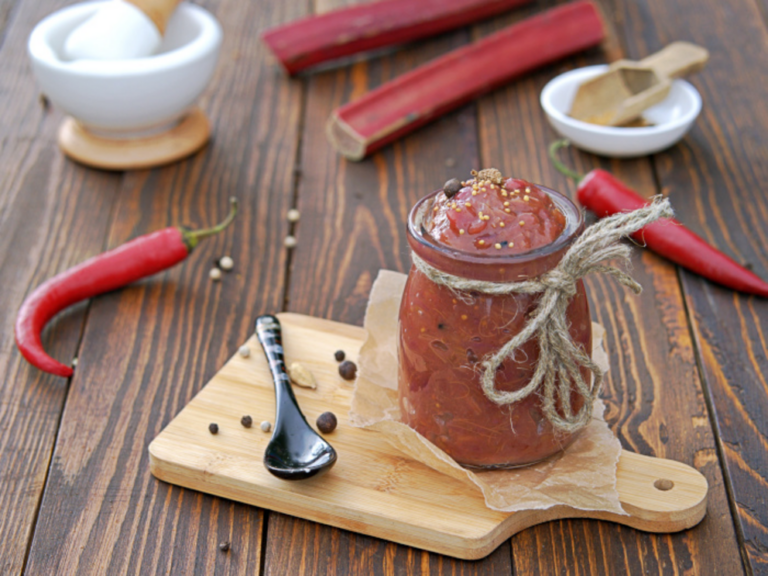How to make rhubarb sauce at home